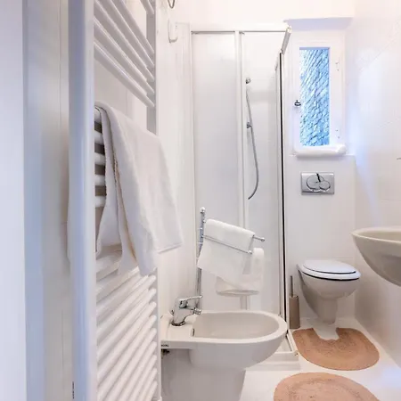 Guesthost - Cozy Near Universita Di بارما