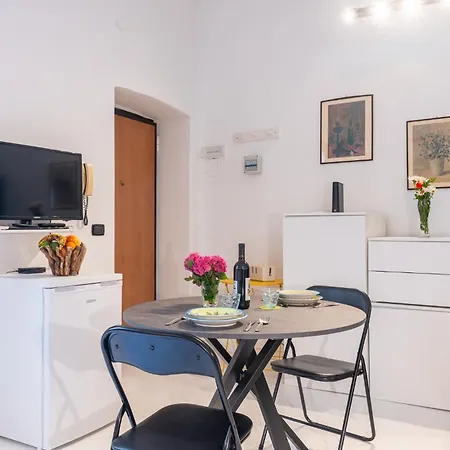 Guesthost - Cozy Near Universita Di شقة بارما