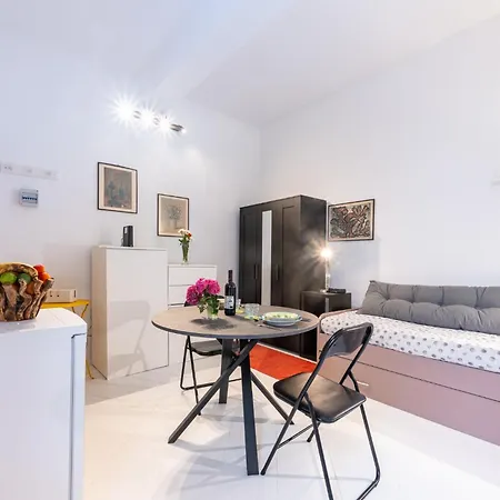 Guesthost - Cozy Near Universita Di بارما