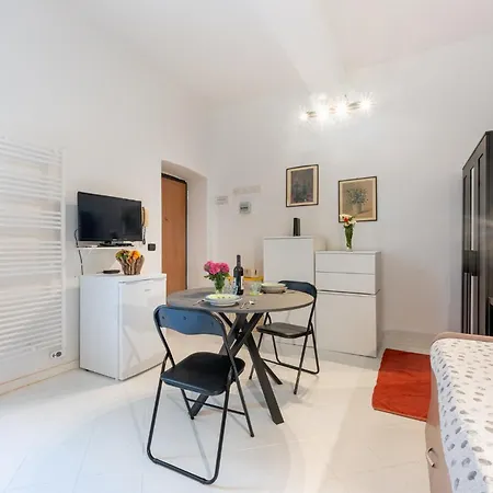Guesthost - Cozy Near Universita Di شقة بارما